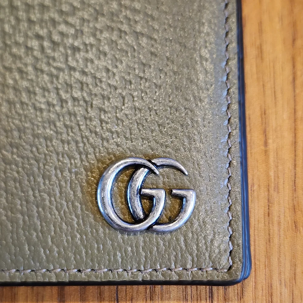 Brand New Gucci Men's Leather GG Logo Bi fold Wallet Green